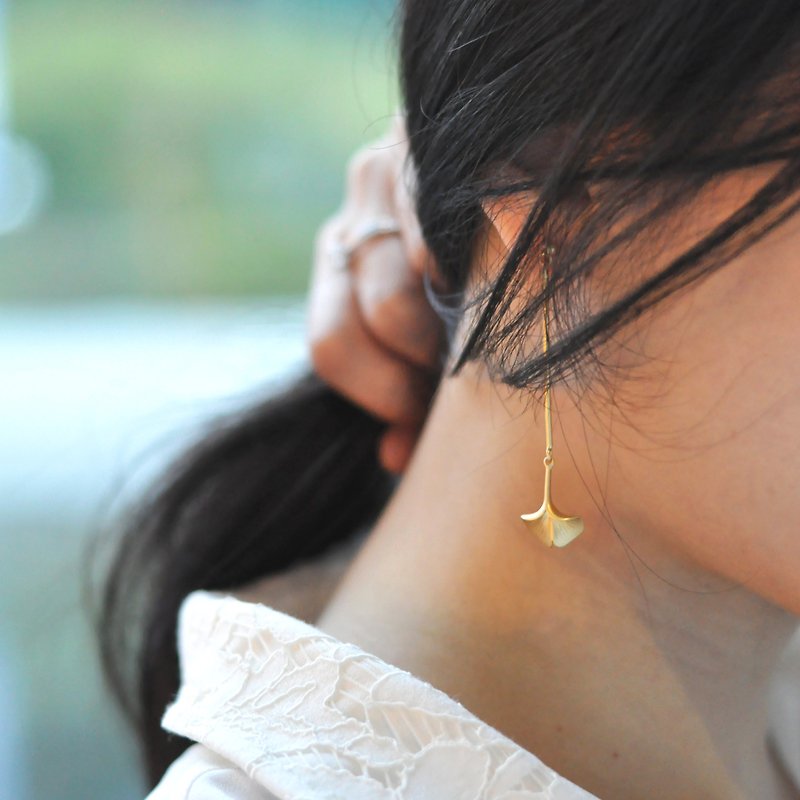 Ginkgo Leaf 18 Gold Asymmetric Earrings - ต่างหู - เครื่องประดับ สีทอง