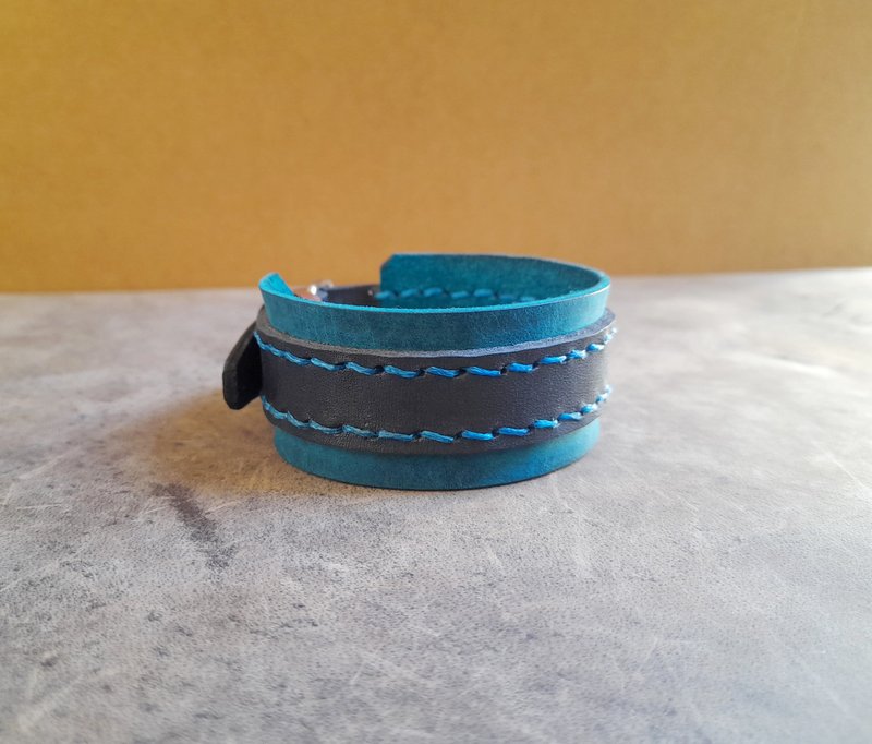 Black Blue Crazy Horse Leather Buckle Cuff Bracelet - สร้อยข้อมือ - หนังแท้ สีน้ำเงิน