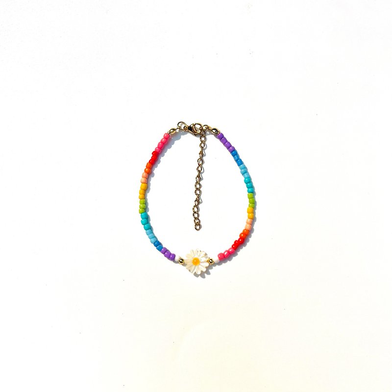 Bracelet Somewhere Over the Rainbow • Rainbow Beaded Bracelet • Daisy Pendant - Bracelets - 24K Gold Multicolor