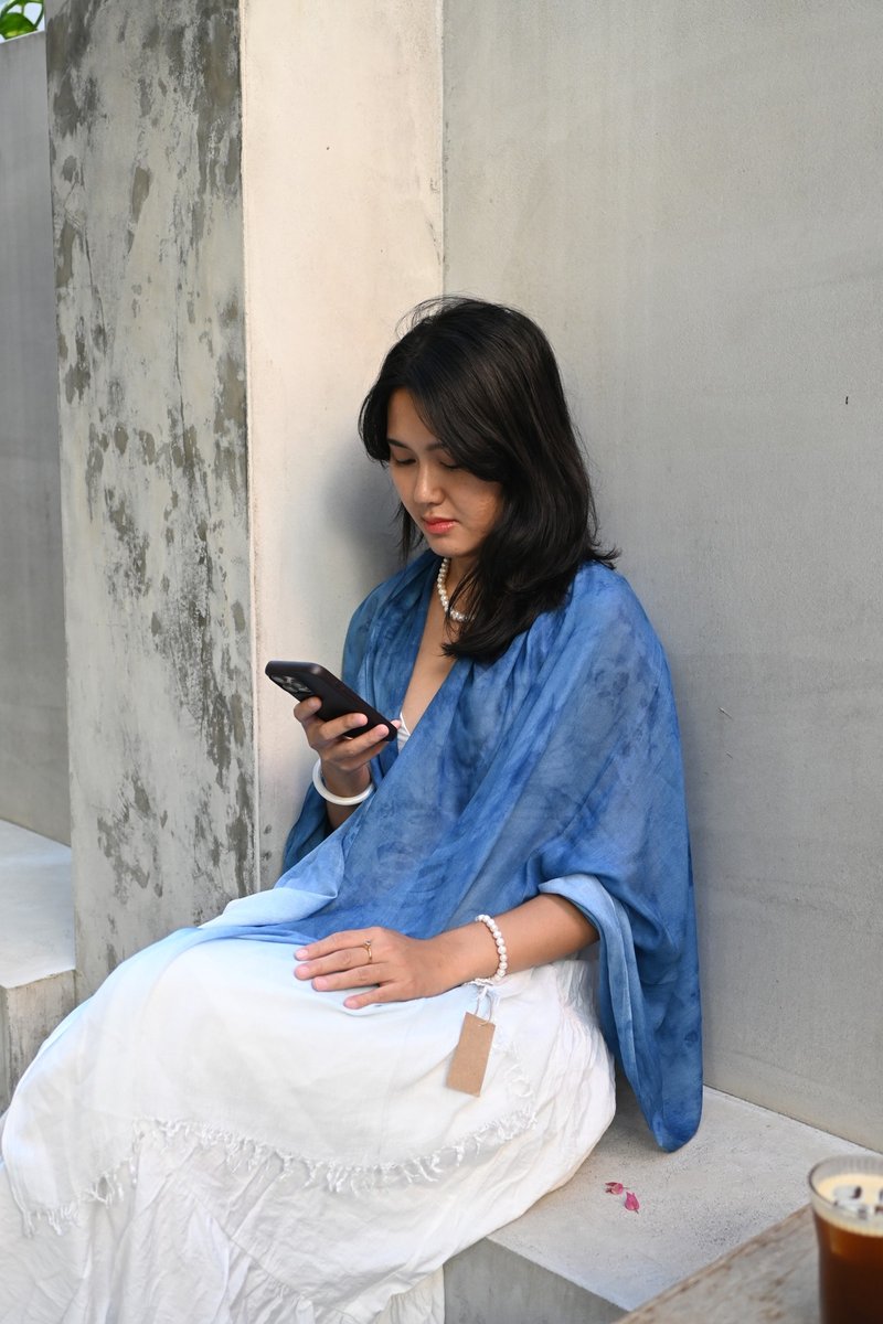 【記憶有限】手作藍染圍巾-夜空-秋冬限定 - 圍巾/披肩 - 絲．絹 藍色