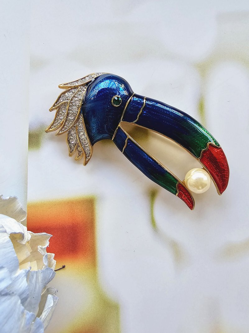 美國西洋古董飾品/ 鮮豔綠眼巨嘴鳥琺瑯水鑽珍珠胸針/珠寶首飾 - 胸針 - 其他金屬 