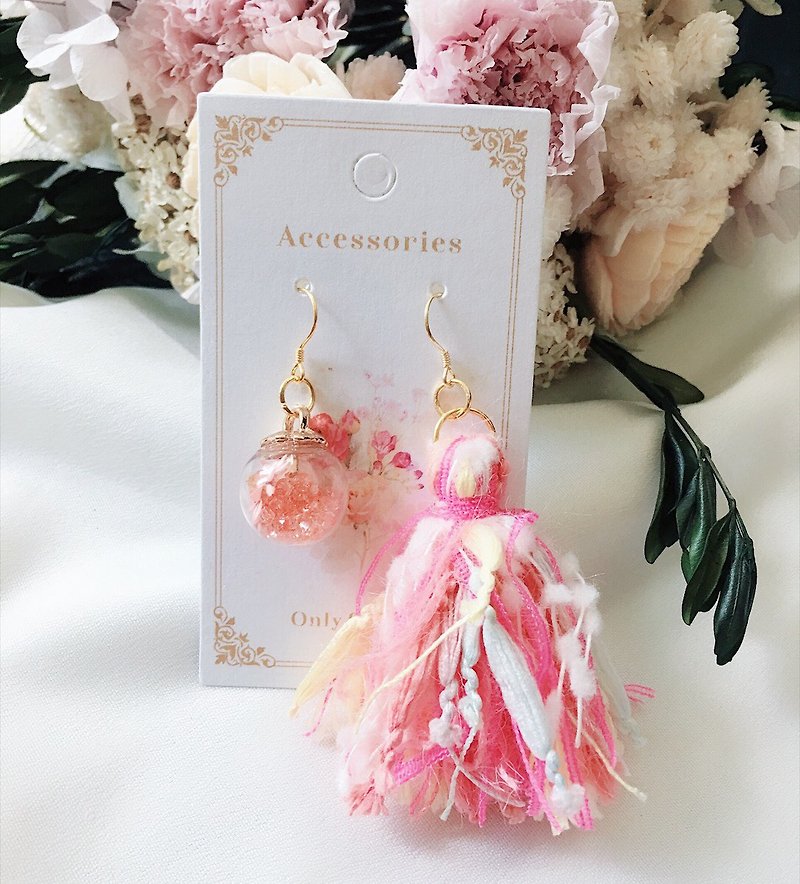 LJ.Flower / Elegant Tranquil Crystal Dried Daisy Glass Bead Pendant Earrings (Love Peach) / Birthday Gifts - ต่างหู - พืช/ดอกไม้ 