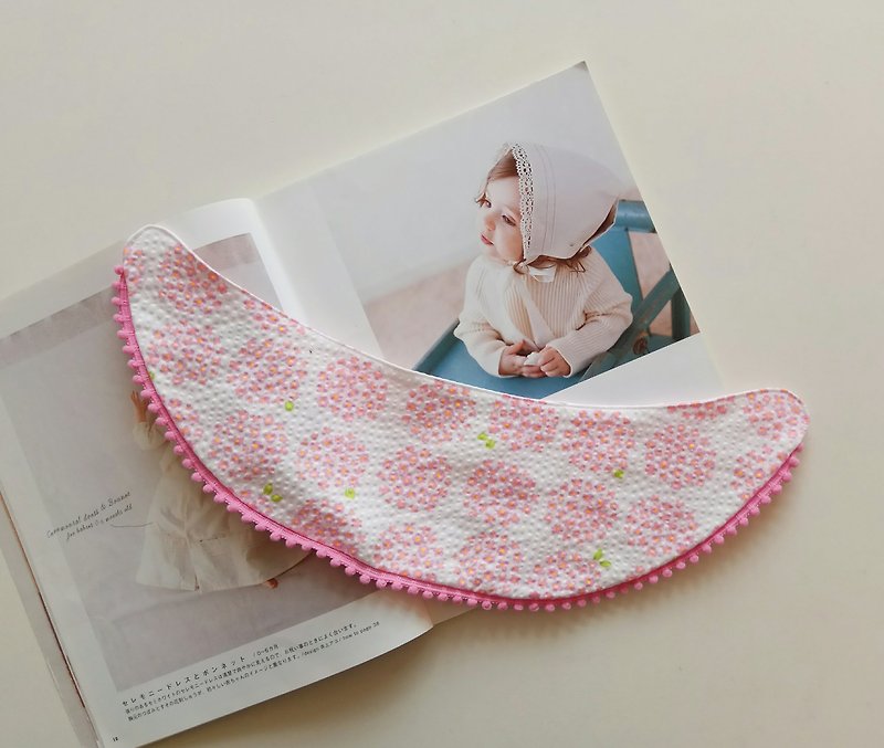 日本泡泡布 粉色繡球花彎月領巾 圍兜 彌月禮物 領巾  嬰兒圍兜 口水巾 寶寶領巾 - 滿月禮物 - 棉．麻 粉紅色