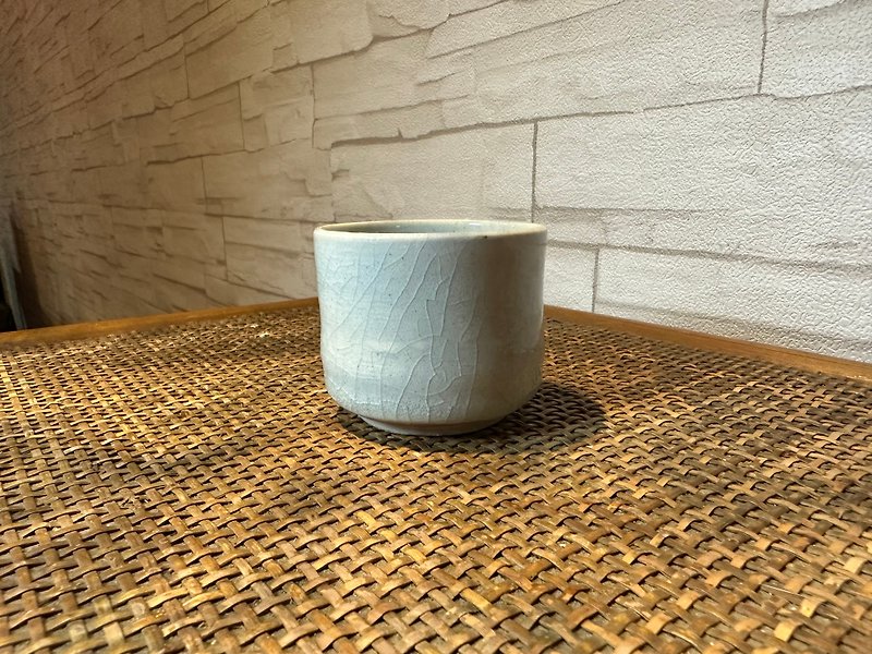 Ice cracked official kiln white porcelain cup - ถ้วย - เครื่องลายคราม ขาว