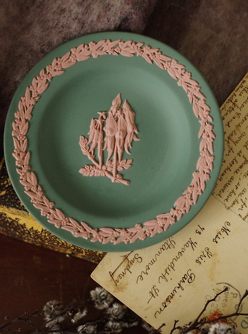 金銀寶貝 金銀寶貝 英國製經典瓷器 WEDGWOOD 粉綠浮雕盤 w343