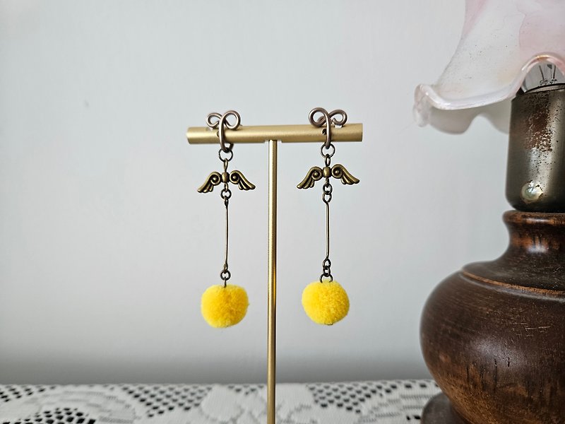 [Dream Wings] Ancient, yellow fur ball style ~ painless Clip-On, clip-on earrings, ear hooks - Earrings & Clip-ons - Other Materials 