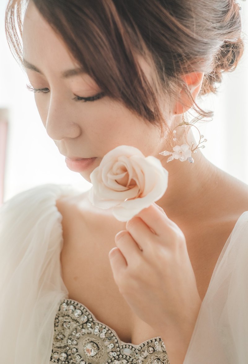 Circle-shaped cherry blossom earrings/hand-dyed fabric flowers/cherry blossoms/earrings/bride accessories - ต่างหู - คริสตัล สึชมพู