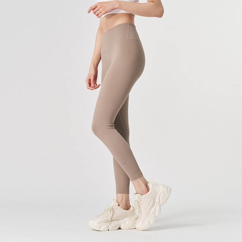 【GLADE.】Pure High Elastic Nine Point Tight Yoga Pants (Light Khaki) - กางเกงวอร์มผู้หญิง - เส้นใยสังเคราะห์ 