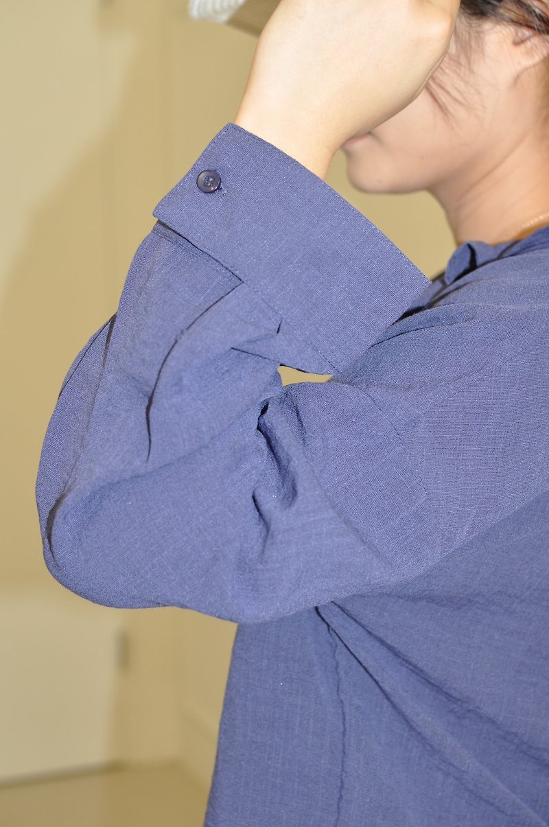 Flat 135 X 台灣設計師系列靛藍色 棉麻材質布料襯衫 襯衫式上衣 - 女短褲/五分褲 - 棉．麻 藍色