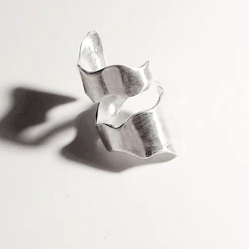 Sterling silver gothic minimal wave Ring - แหวนทั่วไป - เงินแท้ สีเงิน