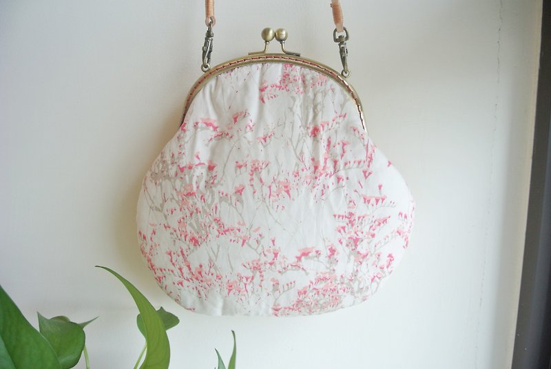 - 绯 pattern - mouth gold bag carry bag small bag side backpack gift customization - Messenger Bags & Sling Bags - Cotton & Hemp Pink