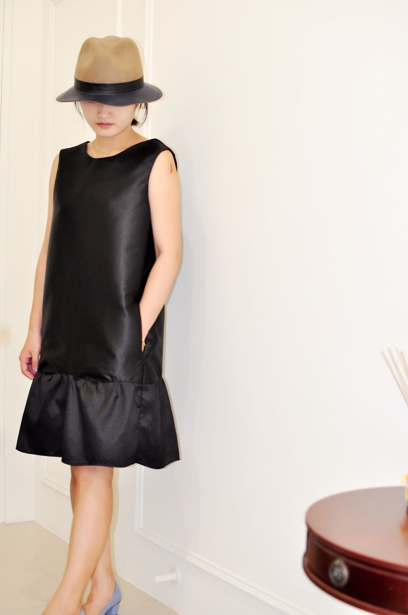 Flat 135 X Taiwan designer temperament sleeveless dress hem stitching wave 4 colors - One Piece Dresses - Polyester Black