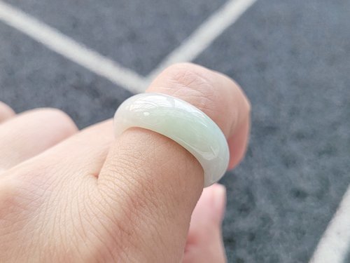螺絲帽帽工作室 【親翠】天然翡翠 冰牛奶帶果綠清甜寬版手指鐲12號戒圈