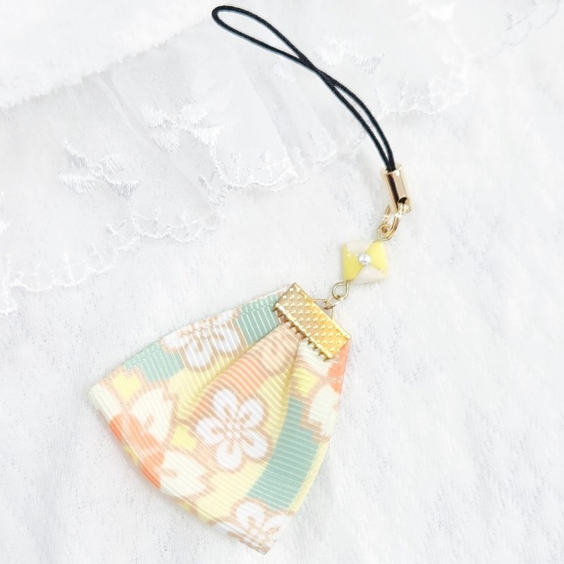 【現品限り】和風　ストラップ　キーホルダー　折り紙　和柄　リボンタッセル　花柄　スマホ　携帯　黄色 - 手機掛繩/背帶 - 其他材質 黃色