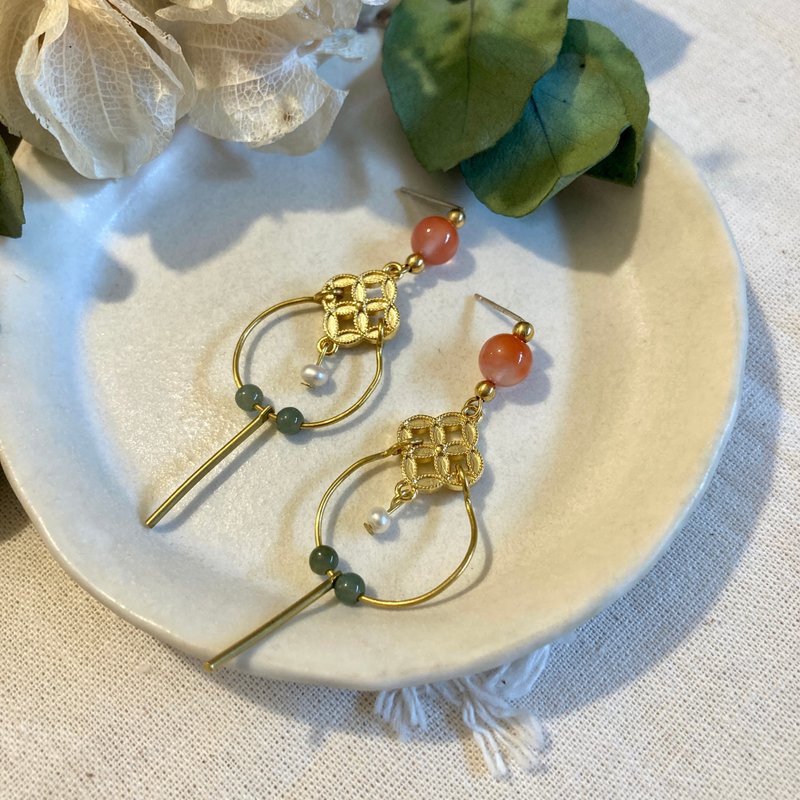 Lao Lin Grocery | South Red Agate Jade Delicate Window Paper Earrings (Needle/Clip-On) - ต่างหู - ทองแดงทองเหลือง สีทอง
