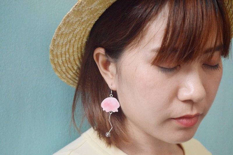 Free ocean pink white small jellyfish design earrings ear clips hand-painted wooden - ต่างหู - ไม้ สึชมพู