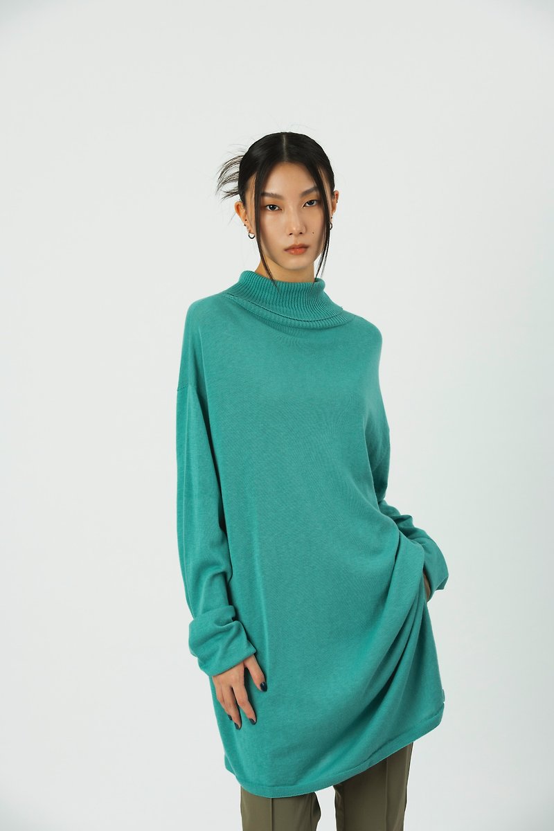 turtleneck slanted hem sweater - สเวตเตอร์ผู้หญิง - ผ้าฝ้าย/ผ้าลินิน สีเขียว