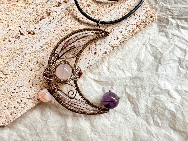 Metal braided pendant—accompanying the moon - สร้อยคอ - ทองแดงทองเหลือง หลากหลายสี