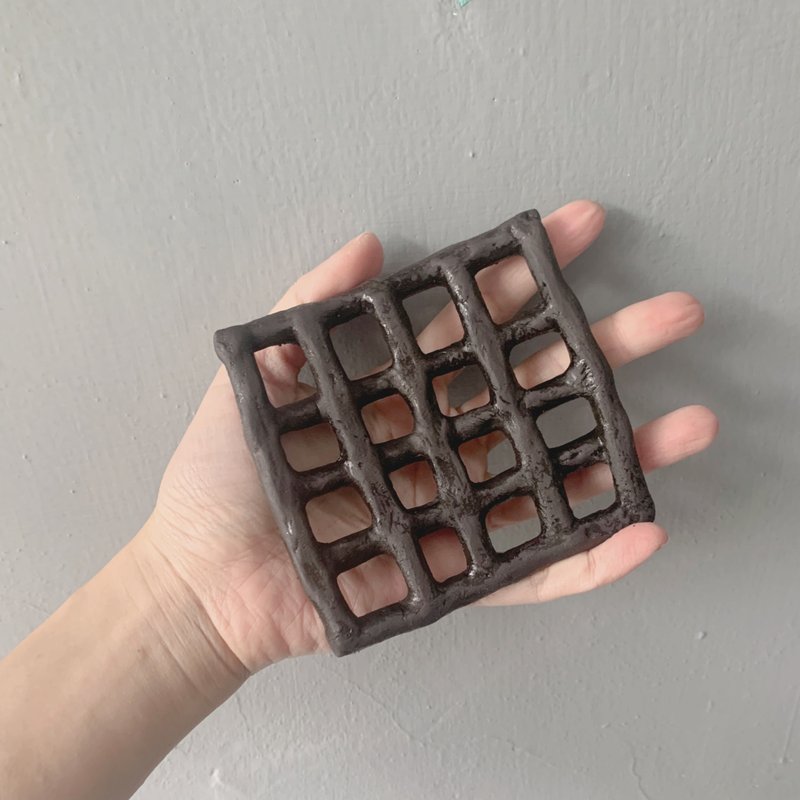 /一格一格/ 手捏陶瓷肥皂架 - 其他 - 陶 黑色
