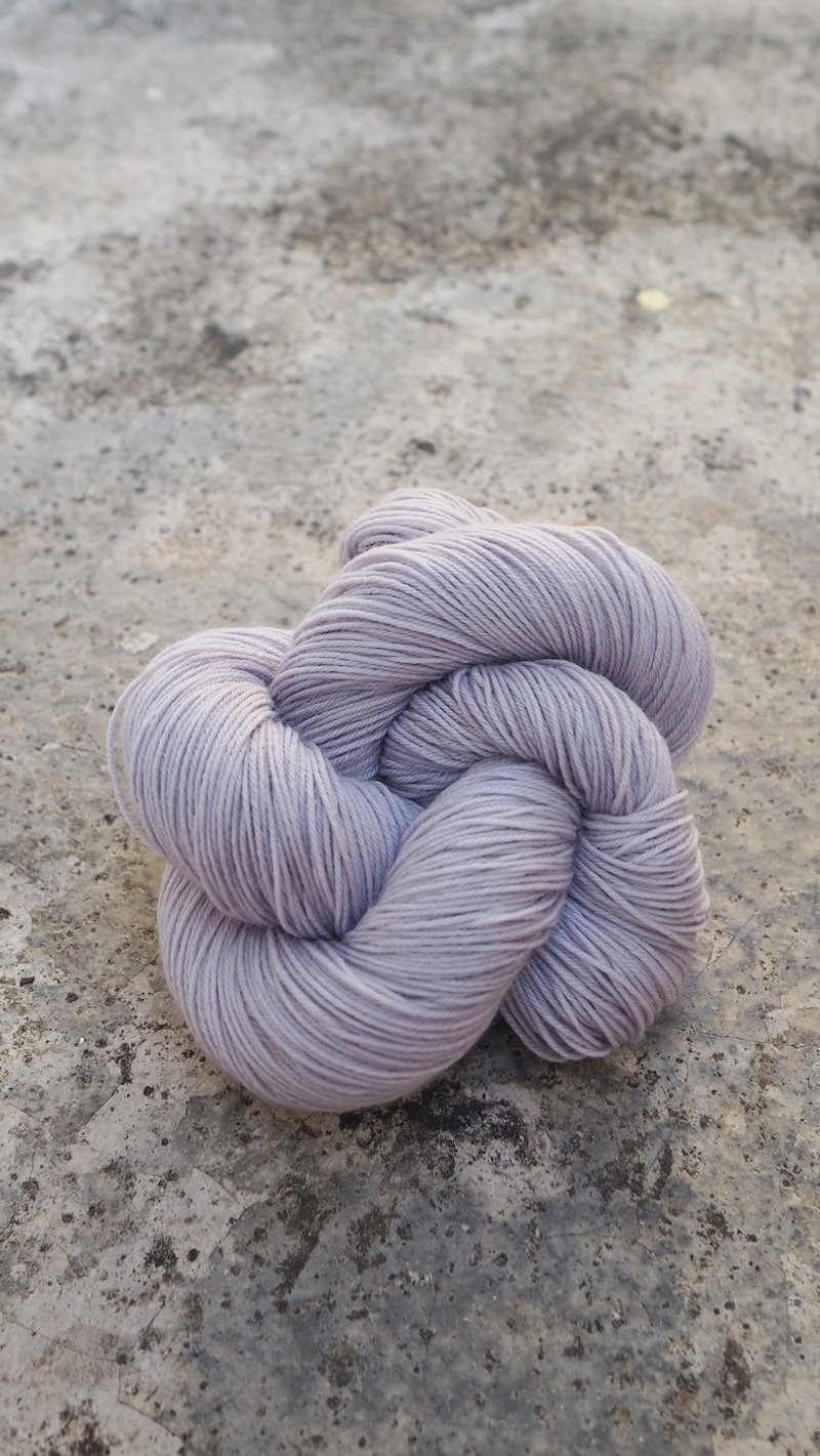 手染線。灰紫(Sock yarn/美麗諾/襪線) - 編織/刺繡/羊毛氈/縫紉 - 羊毛 紫色
