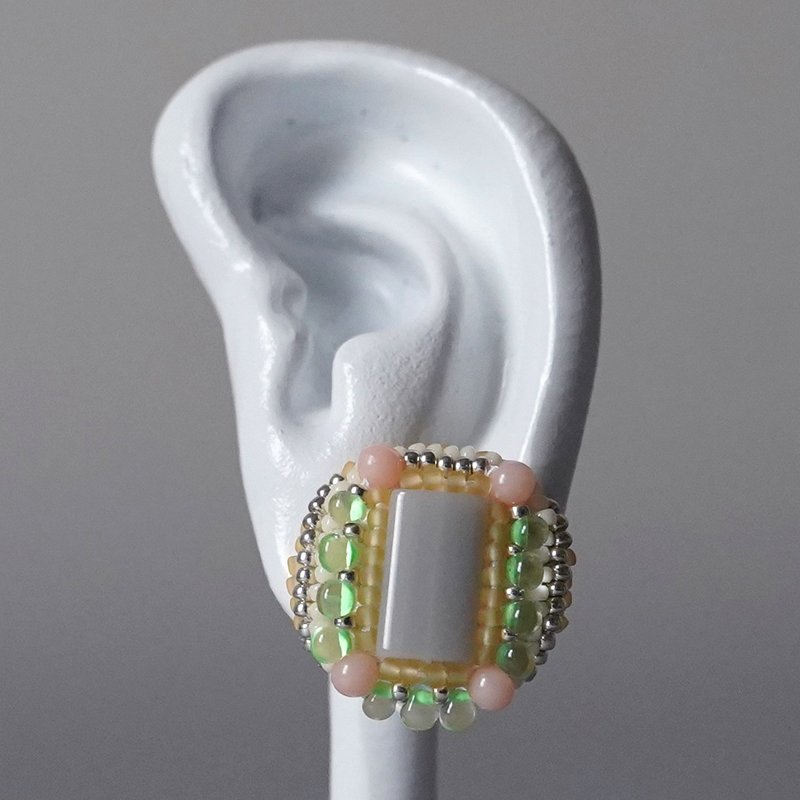 おしゃべりなイヤリング ピアス No.47 グレー×ピンク×グリーン ビーズ刺繍デザイン 大ぶり サージカルステンレス 金具選択可 - 耳環/耳夾/耳骨夾 - 塑膠 灰色