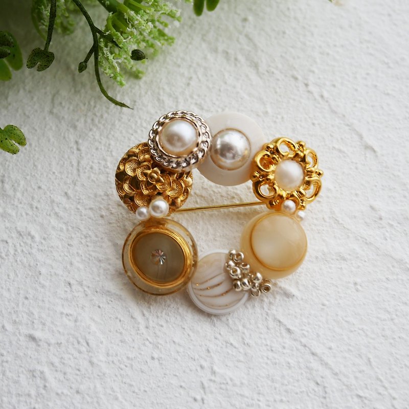 Brooch, button brooch, pearl, 1 piece - Brooches - Other Metals White