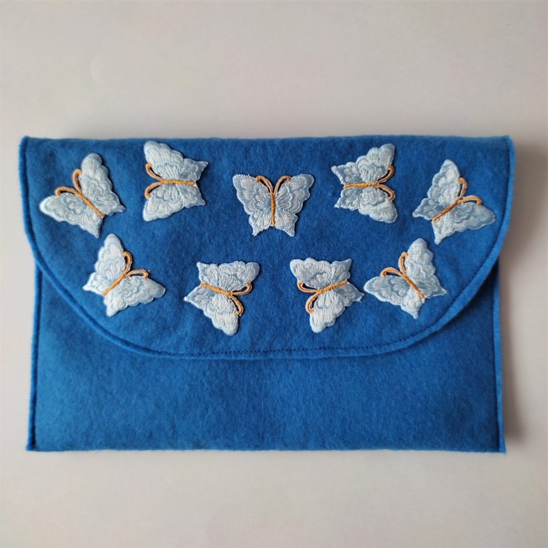 手拿包 Felt clutch blue cosmetic bag small bag butterfly handbag - กระเป๋าคลัทช์ - ไฟเบอร์อื่นๆ สีน้ำเงิน