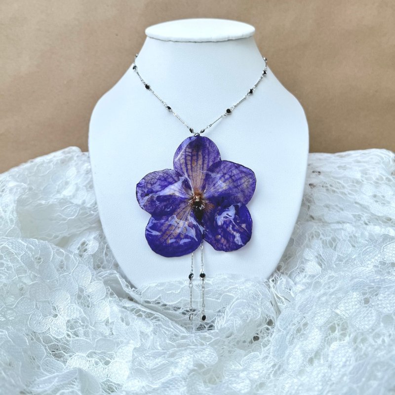 Royal Purple Vanda orchid necklace,silver chain decorated with black beads - 項鍊 - 植物．花 紫色