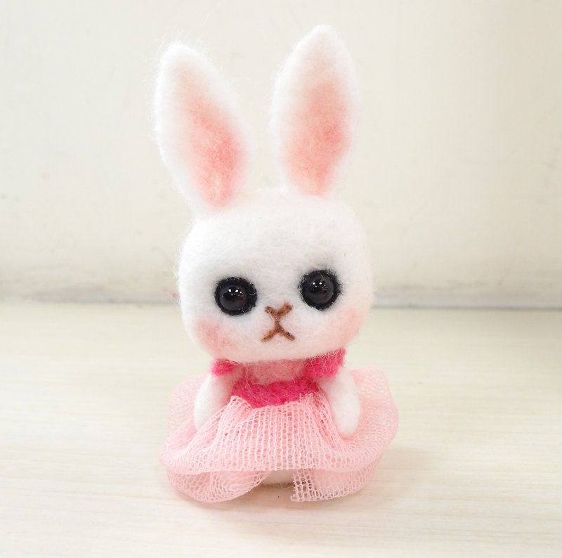 穿粉色蓬蓬裙的小兔子-羊毛氈  "鑰匙圈、吊飾、擺飾"(可客製化更改顏色) - 鑰匙圈/鎖匙扣 - 羊毛 粉紅色
