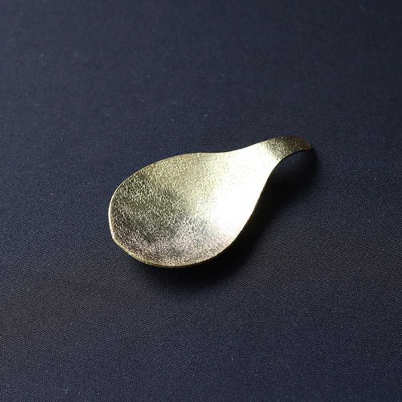 Hammered brass tea spoon "Tsubu" - ช้อนส้อม - โลหะ สีทอง