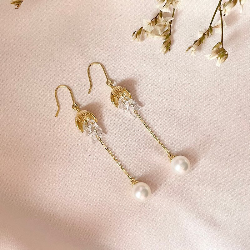 Bell Flower Crystal String Natural Pearl Wrapped Gold Earrings Earrings - ต่างหู - ไข่มุก 