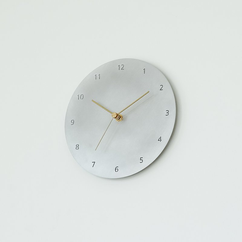 壁掛け時計 タイプ2数字入り / アルミニウム - 時計 - 金属 シルバー