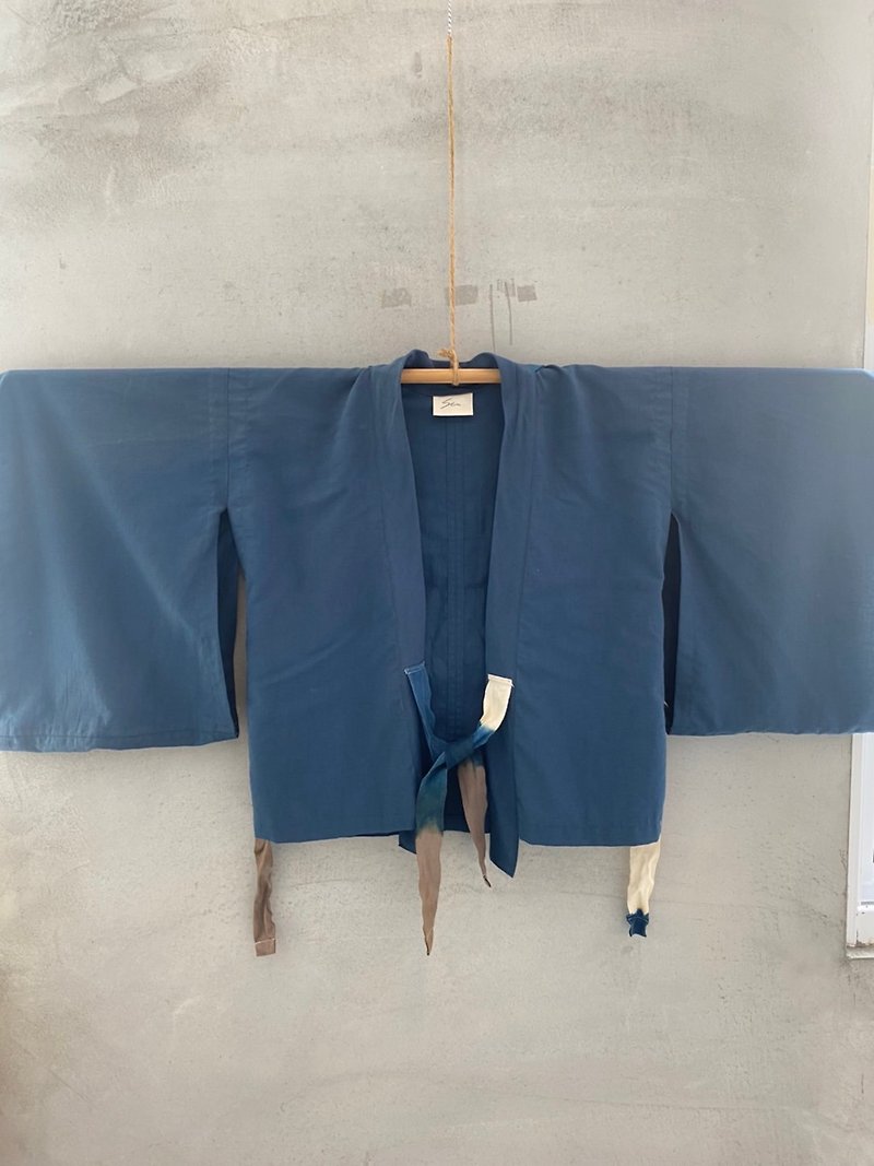【ZhiZhiRen】素色和服罩衫-藍染綁帶款 | 杉沐系列 - 女裝 上衣 - 棉．麻 藍色