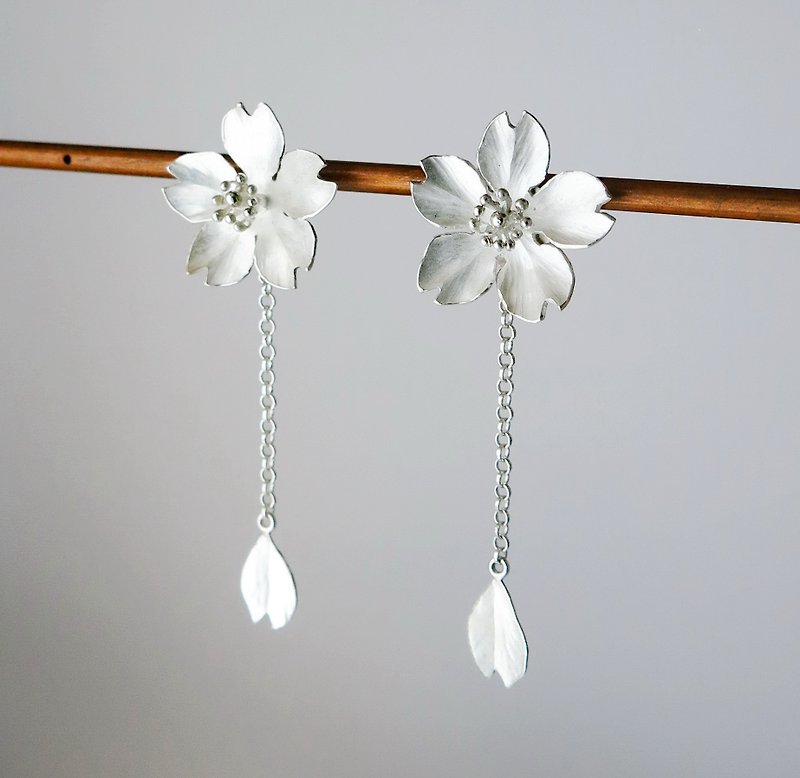 Season-Cherry Blossom-Sakura-Silver Earrings- single petals-dangling style - ต่างหู - เงินแท้ สีเงิน