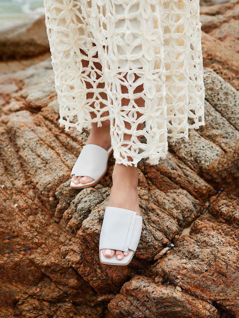 Peddle Corn leather Sandle  WHITE - รองเท้าแตะ - หนังเทียม ขาว