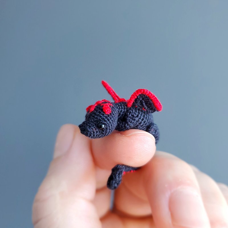 Micro black baby dragon. Dollhouse miniature. Amigurumi stuffed animal toy - ตุ๊กตา - ผ้าฝ้าย/ผ้าลินิน สีดำ