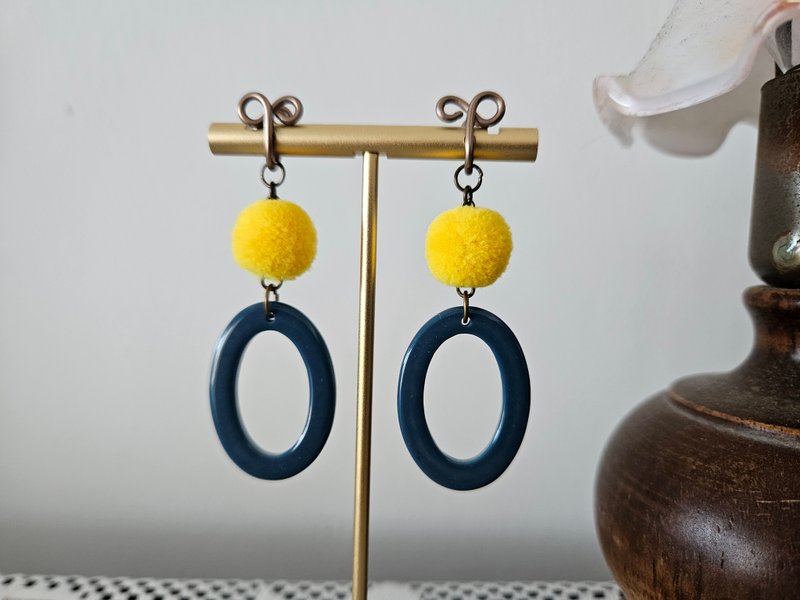 [Puff Ball Circle] Yellow Hair Ball ~ Painless Clip-On, clip-on earrings, ear hooks - ต่างหู - วัสดุอื่นๆ สีเหลือง