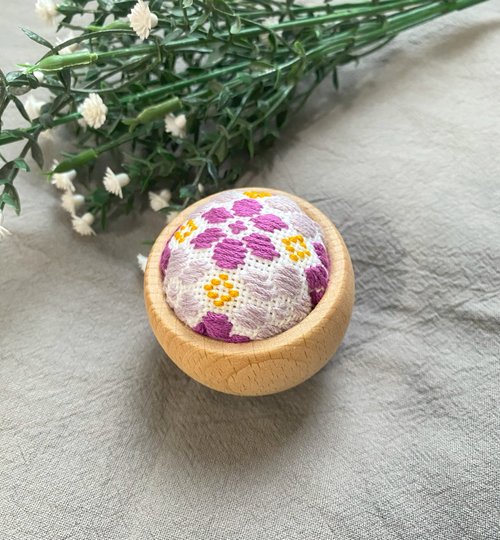 漫漫。刺繡 小巾繡針插 刺繡針收納 擺設 紫花