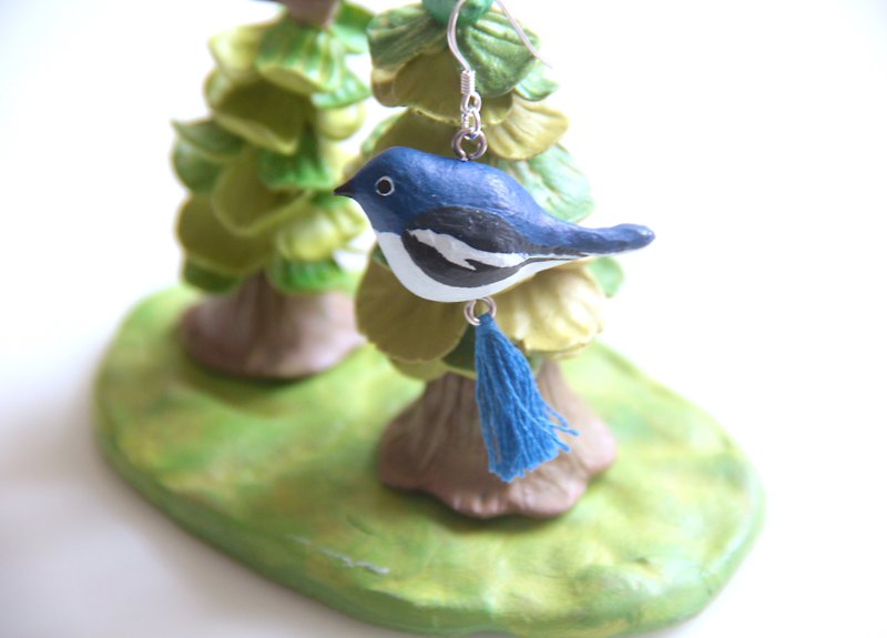 鹊鸲 bird clay tassel earrings - Earrings & Clip-ons - Clay Blue