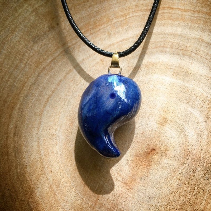 [Graduation Gift] Perfume Essential Oil Necklace | Blue Magatama Pearl Light | Handmade Pottery | Fragrance Gift Box - Necklaces - Porcelain Blue