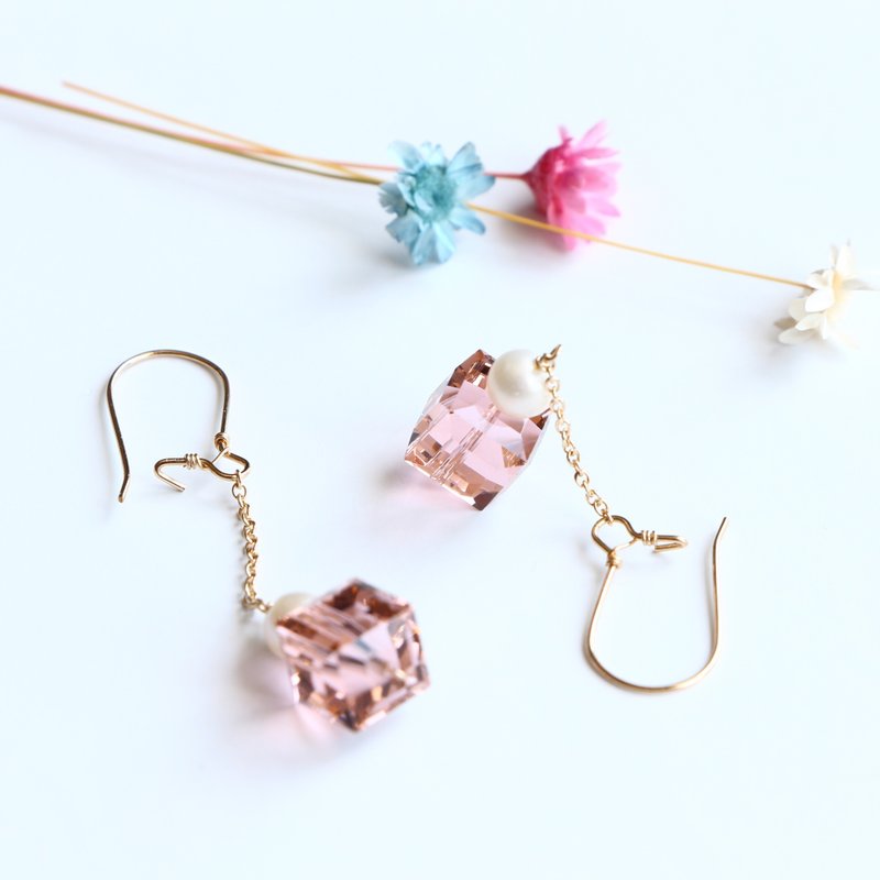 Swarovski and fresh water pearl pierced earrings(pink)-14kgf - ต่างหู - เครื่องเพชรพลอย สึชมพู