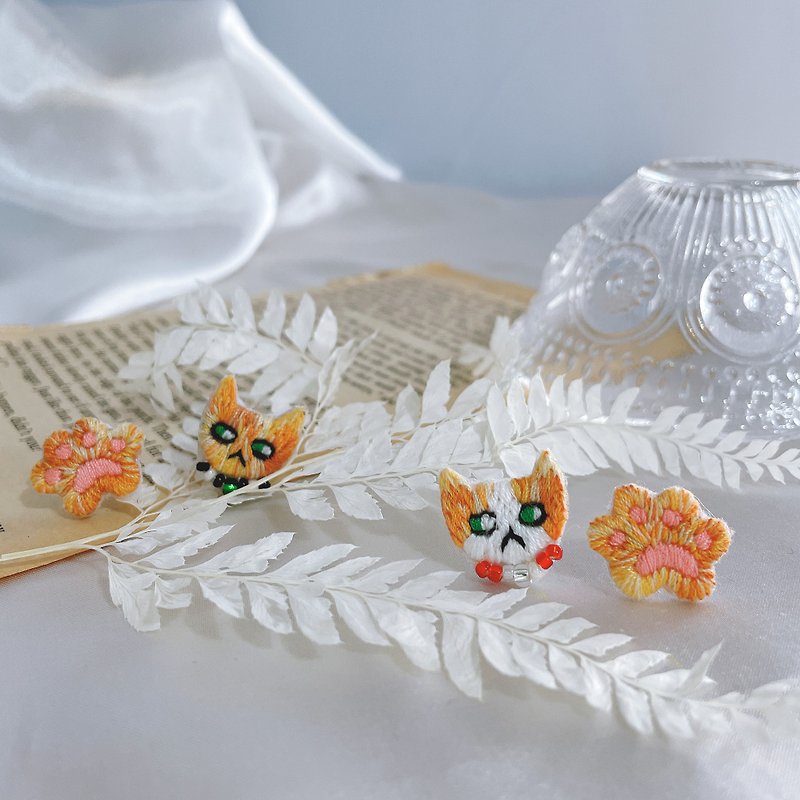 Hand-made embroidery//Fatty Orange Cat’s Cat Palm Embroidered Earrings//Can be changed to clip style - ต่างหู - งานปัก สีส้ม