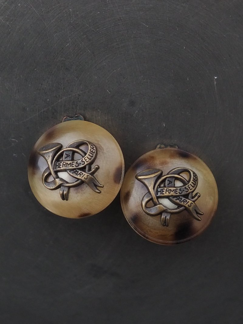 HERMES Hermes horn button Clip-On vintage - ต่างหู - วัสดุอื่นๆ สีกากี