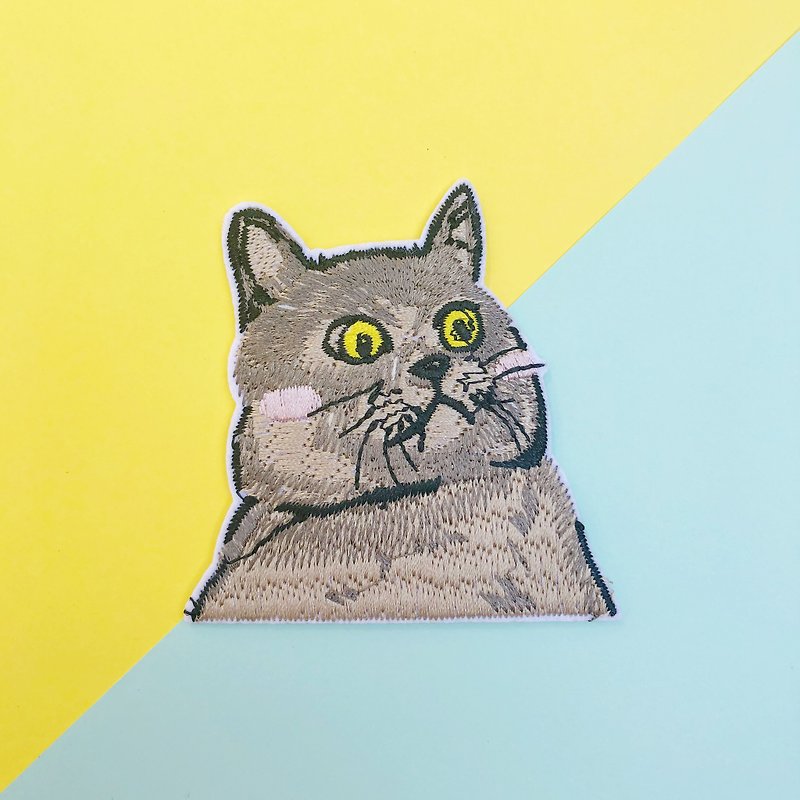 灰色猫刺繍スタンプ - バッジ・ピンズ - 刺しゅう糸 グレー