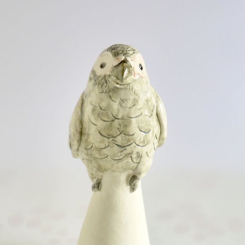 中型インコのヨウム 　陶器の小鳥の置物 - 花瓶/陶器 - 陶 灰色