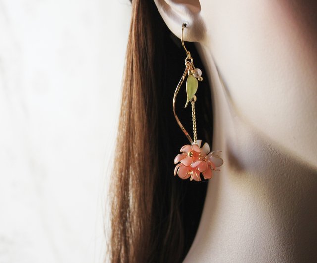 ロマンチックフラワーボールアシンメトリーイヤリング】ピンクオレンジ