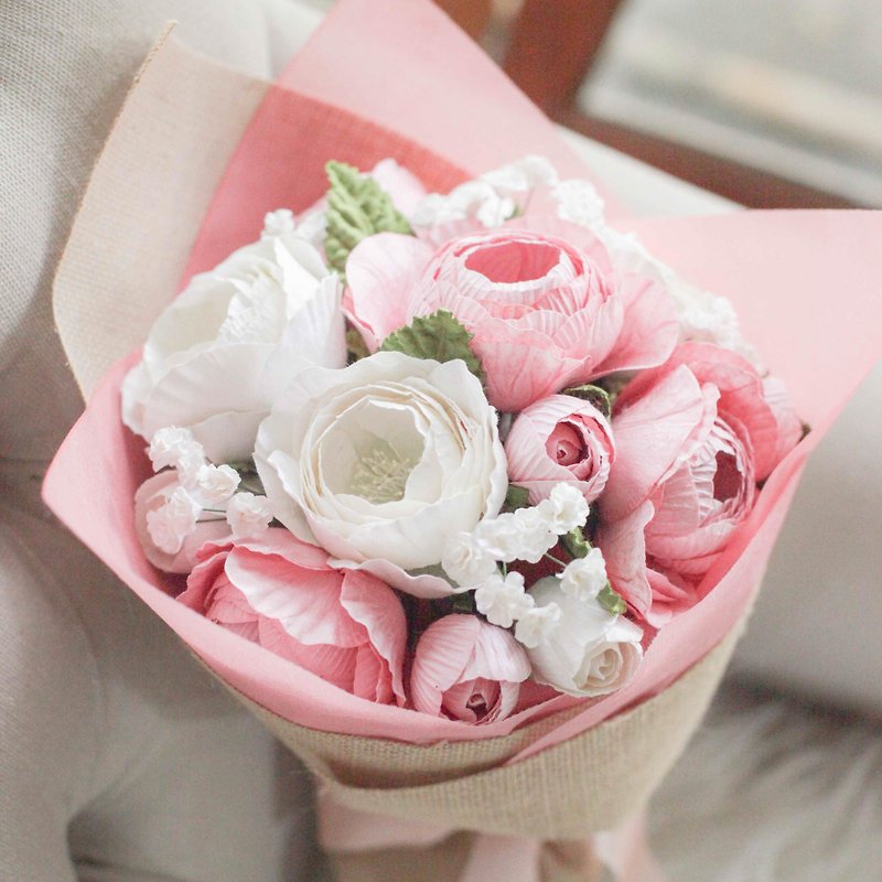 Queen Rose Casual Valentine - White and Soft Pink ช่อดอกไม้วันวาเลนไทน์ - งานไม้/ไม้ไผ่/ตัดกระดาษ - กระดาษ สึชมพู