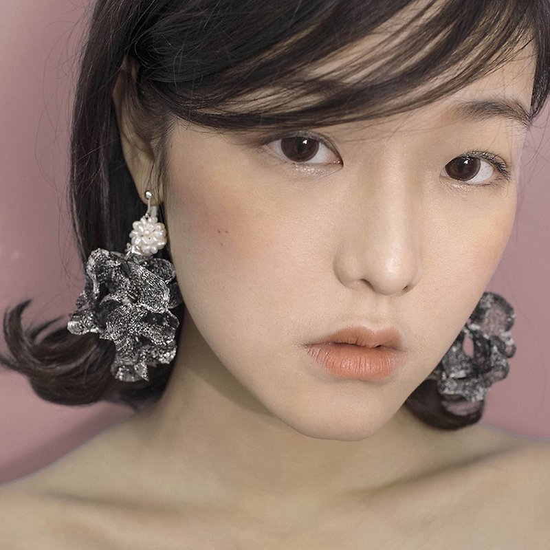 【Mellobject】SpringFeastCollection BlackPeonyEarring - Earrings & Clip-ons - Other Metals Black