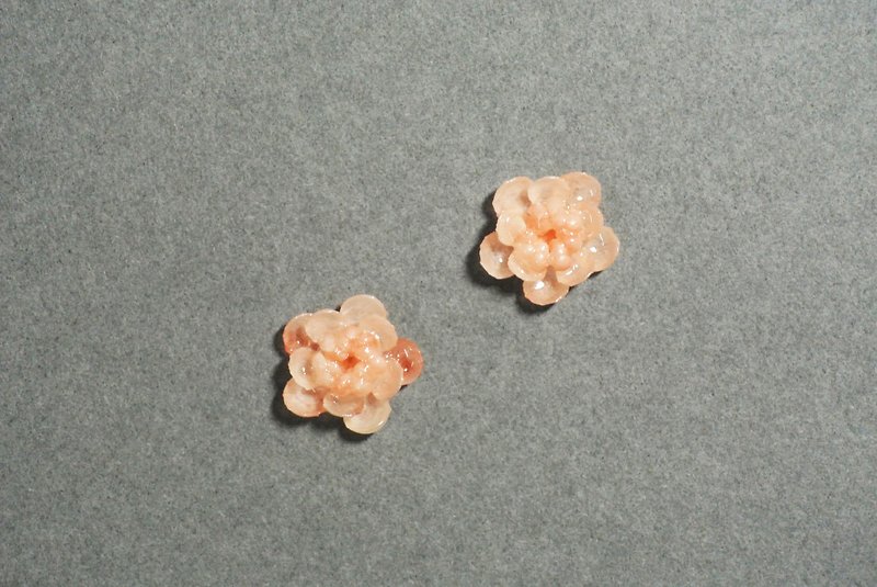 Light brown small camellia earrings - ต่างหู - กระดาษ สีกากี