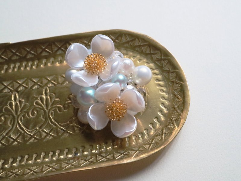 花水木のブローチ ホワイト　上品 ヴィンテージ風 パール はなみずき ハナミズキ 花 フラワー 春 チェコガラス チェコビーズ セラスパール 白 オパールセント - 胸針 - 玻璃 白色